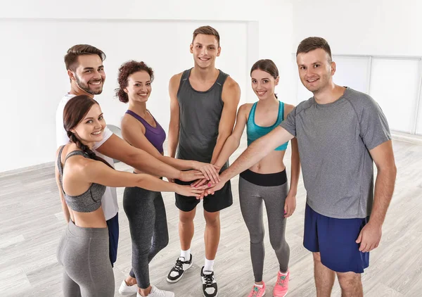 Conceito Trabalho Equipa Grupo Pessoas Fazendo Pilha Mãos Ginásio — Fotografia de Stock