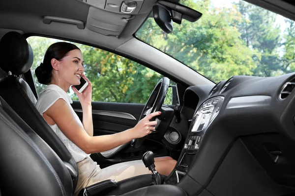 Hermosa Mujer Con Teléfono Celular Conduciendo Coche —  Fotos de Stock