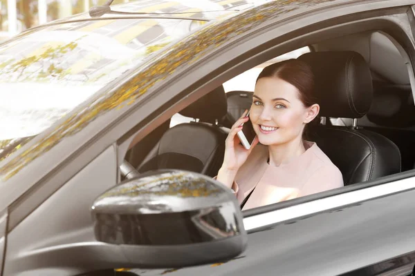 Bella Donna Con Cellulare Alla Guida Una Macchina — Foto Stock