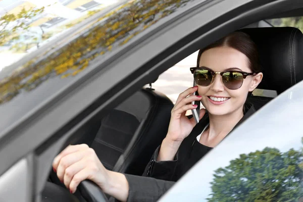 Красива Жінка Мобільним Телефоном Кермом Автомобіля — стокове фото
