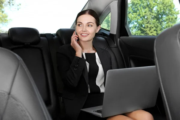 Mulher Bonita Com Laptop Celular Carro — Fotografia de Stock
