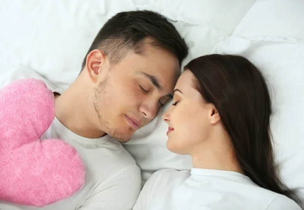 Glückliches Paar Bett — Stockfoto