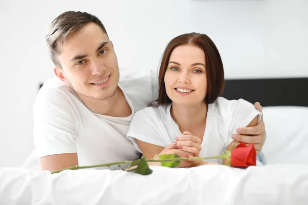 Happy Couple Red Rose Bed — Stock Photo, Image