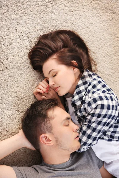 幸せなカップル抱擁の床に — ストック写真