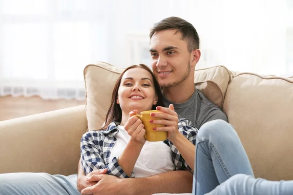 Gelukkig Paar Met Warm Drankje Bank — Stockfoto