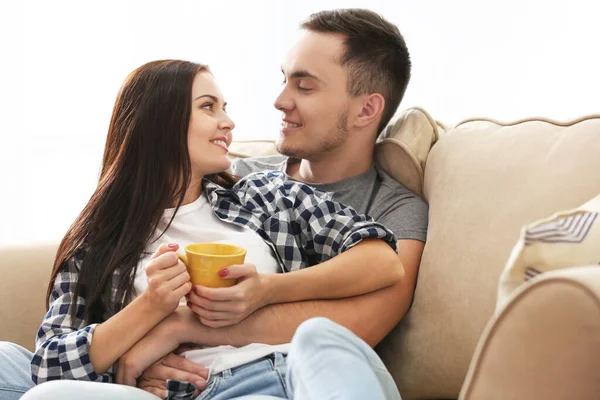 Glückliches Paar Mit Heißgetränk Auf Couch — Stockfoto