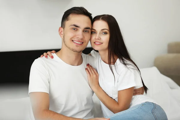 Feliz Pareja Abrazándose Casa — Foto de Stock