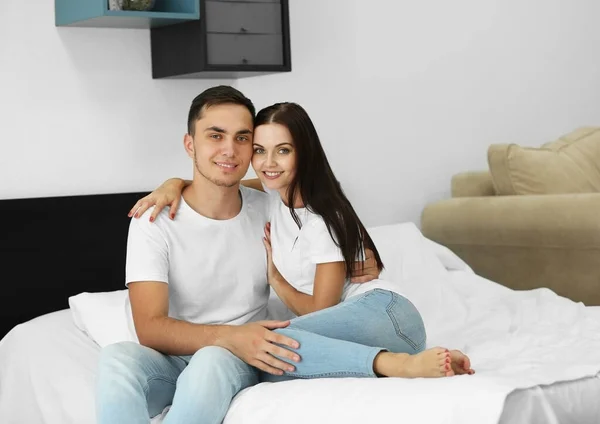 Feliz Casal Abraçando Casa — Fotografia de Stock