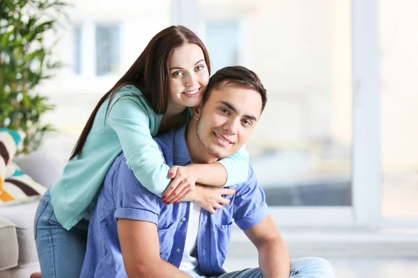 Felice Coppia Che Abbraccia Casa — Foto Stock