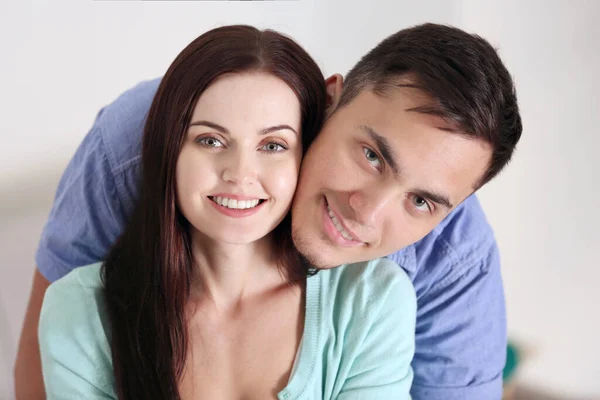 Feliz Casal Abraçando Casa — Fotografia de Stock