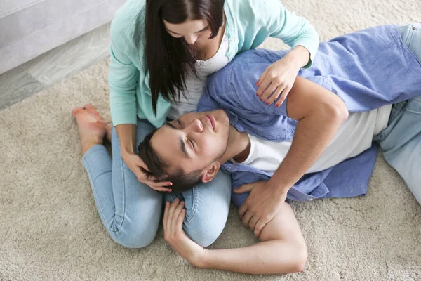幸せなカップル抱擁の床に — ストック写真