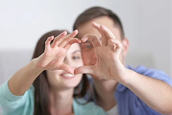 Casal Feliz Fazendo Coração Por Mãos — Fotografia de Stock