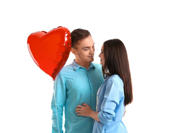 Casal Feliz Com Balão Vermelho Fundo Branco — Fotografia de Stock