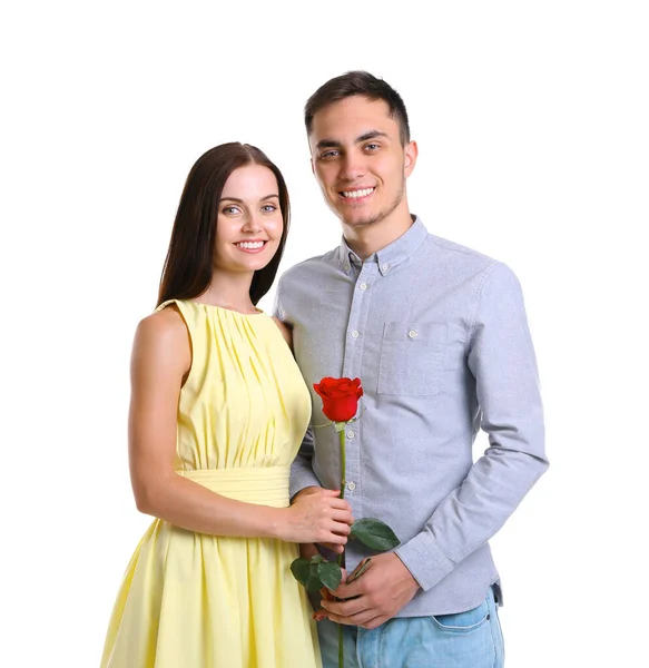 Casal Feliz Com Rosa Vermelha Fundo Branco — Fotografia de Stock