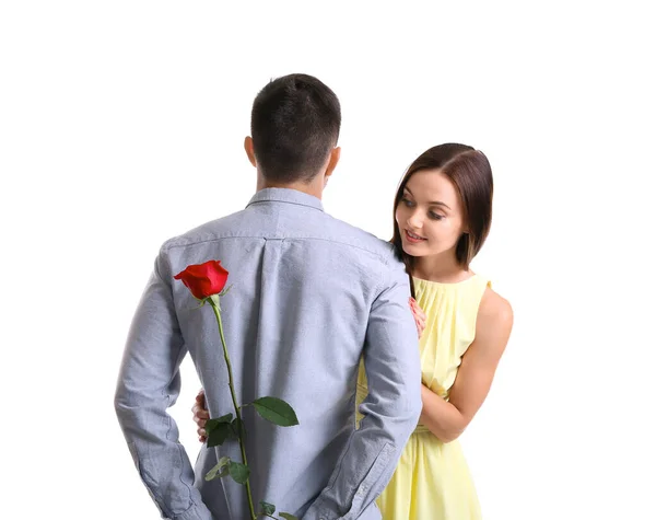 幸せなカップルともに赤いバラ上の白い背景 — ストック写真