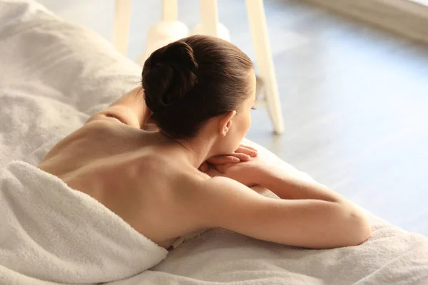 Jonge Vrouw Liggend Massage Bureau — Stockfoto