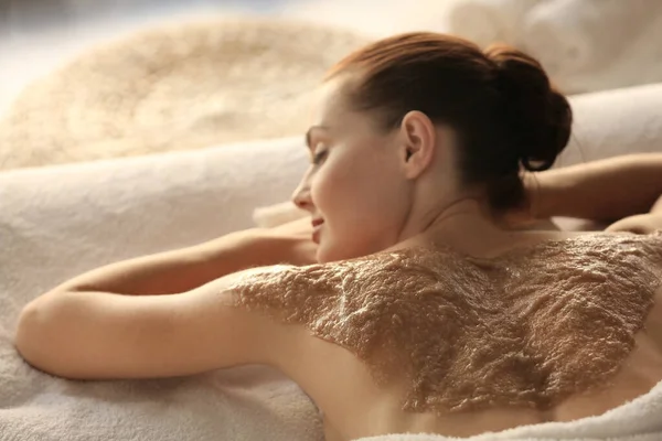 Spa Concept Jonge Vrouw Ontspannen Massage Bureau Met Voedende Scrub — Stockfoto