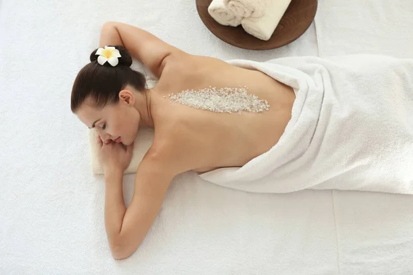 Concetto Spa Giovane Donna Sdraiata Sulla Scrivania Massaggio Con Scrub — Foto Stock