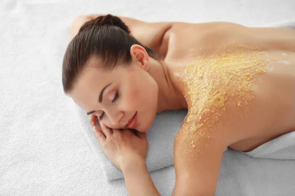 Conceito Spa Jovem Relaxante Mesa Massagem Com Esfoliação Nutritiva Nas — Fotografia de Stock