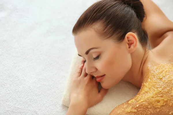 Concept Spa Jeune Femme Relaxante Sur Bureau Massage Avec Gommage — Photo