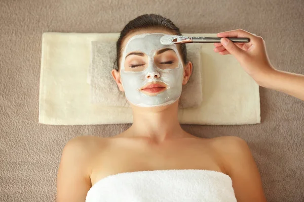 Spa Konzept Pflegende Maske Von Hand Auf Weibliches Gesicht Wellness — Stockfoto