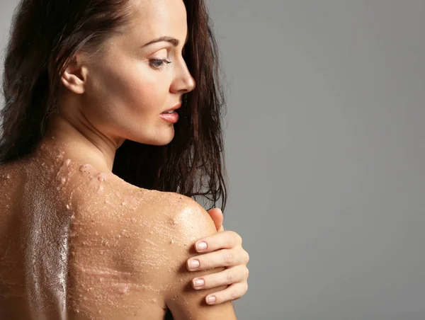 Young Woman Applying Scrub Shoulder Grey Background — Stock Photo, Image