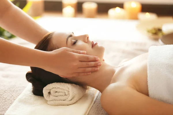 Spa Koncept Ung Kvinna Njuter Ansiktsmassage Spa Salong — Stockfoto