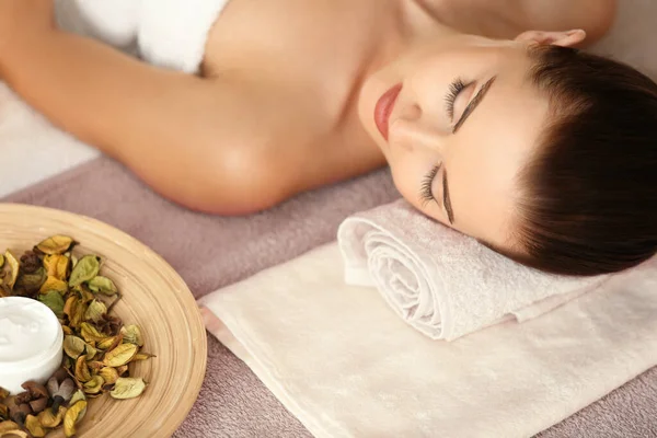 Attractive Woman Relaxing Spa Salon — Stock Photo, Image