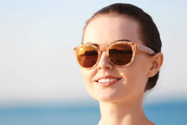 Retrato Mujer Hermosa Gafas Sol Sobre Fondo Cielo Borroso — Foto de Stock