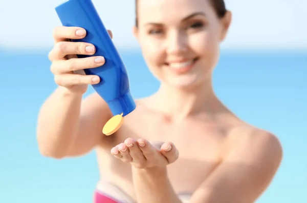 Ung Vacker Kvinna Som Håller Sol Skyddande Lotion Stranden — Stockfoto