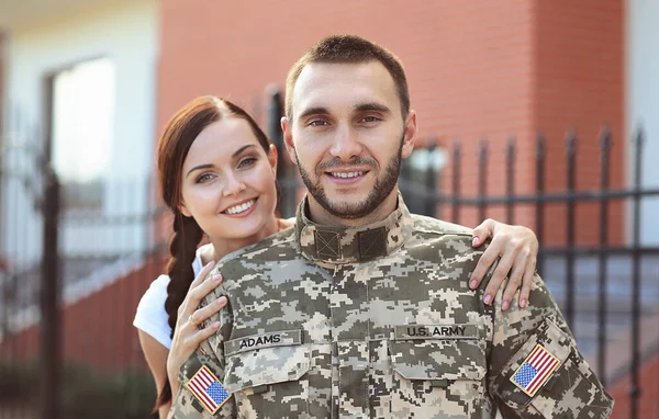 Soldado Exército Dos Eua Feliz Com Esposa Rua — Fotografia de Stock