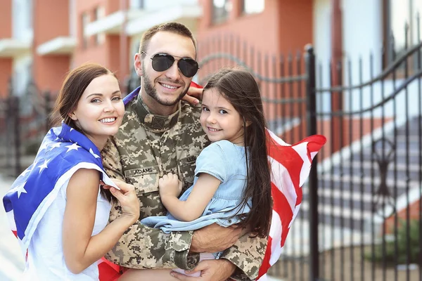 美国军队战士与家庭和美国旗子在街道 — 图库照片