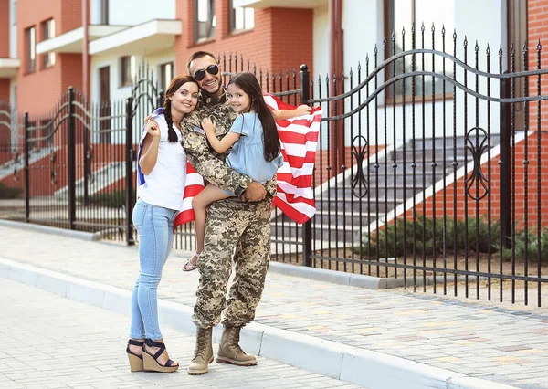 Soldat Armée Américaine Avec Famille Drapeau Américain Dans Rue — Photo