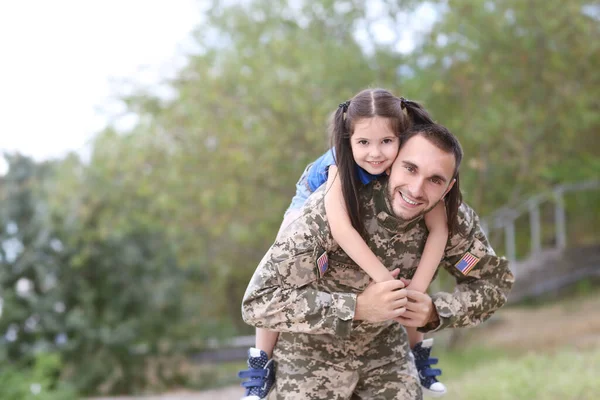 Army Soldier Little Daughter Park — Stock Photo, Image