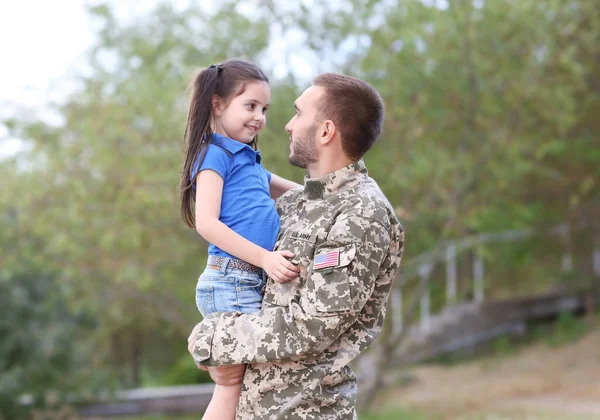 Soldado Exército Dos Eua Com Filhinha Parque — Fotografia de Stock