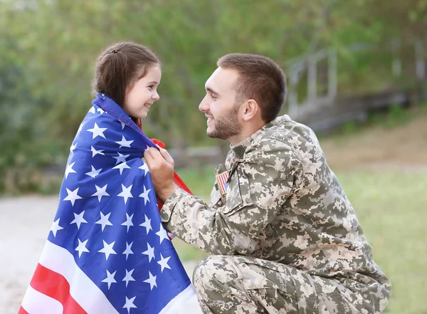 Soldat Mit Tochter Und Fahne Park — Stockfoto