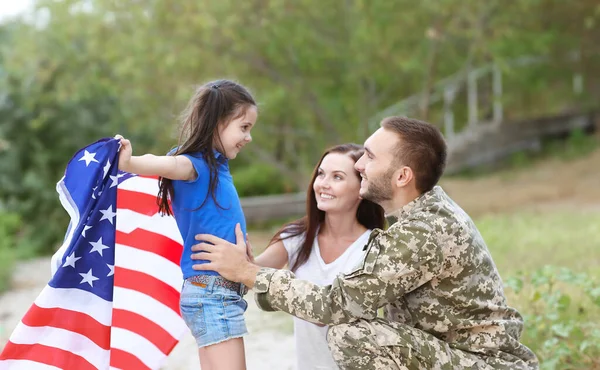 Soldado Exército Dos Eua Com Família Bandeira Dos Eua Parque — Fotografia de Stock