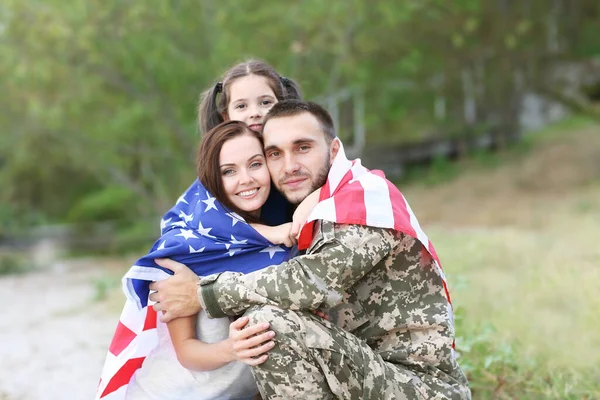 Soldado Exército Dos Eua Com Família Bandeira Dos Eua Parque — Fotografia de Stock