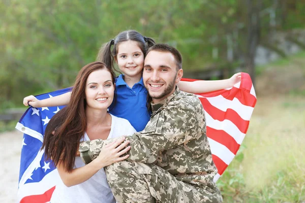 美国军队战士与家庭和美国旗子在公园 — 图库照片