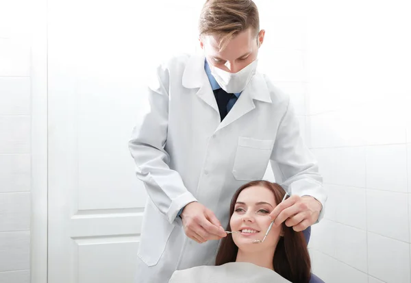 Dentista Che Esamina Denti Del Paziente Clinica — Foto Stock