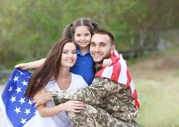 Soldado Exército Dos Eua Com Família Bandeira Dos Eua Parque — Fotografia de Stock