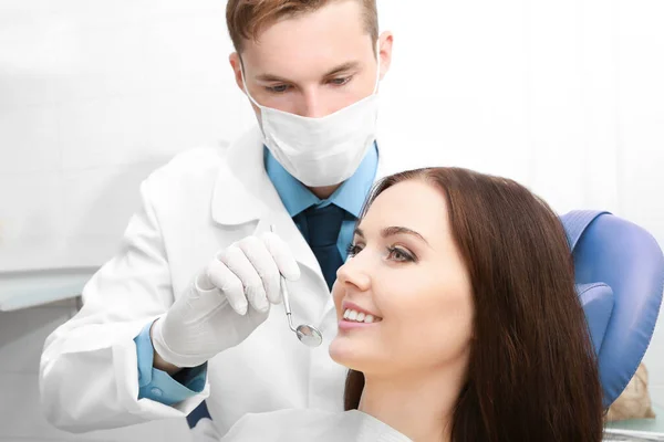 Dentista Che Esamina Denti Del Paziente Clinica — Foto Stock