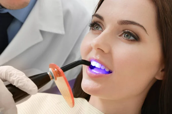 Dentysta Badający Zęby Pacjenta Klinice — Zdjęcie stockowe