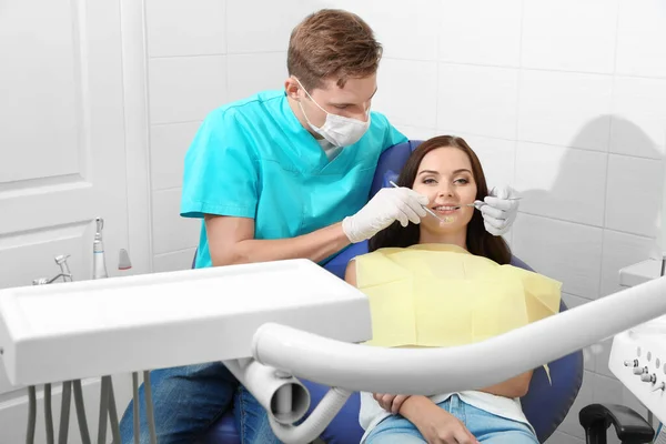 Zahnarzt Untersucht Patientenzähne Klinik — Stockfoto