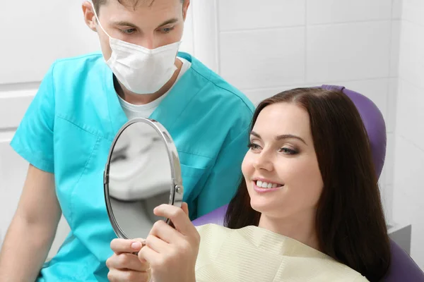 Junge Frau Blickt Nach Zahnarztbesuch Spiegel — Stockfoto