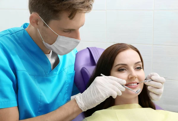 Стоматолог Осматривающий Зубы Пациентов Клинике — стоковое фото