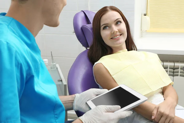 Zahnarzt Mit Tablet Computer Und Junge Frau Klinik — Stockfoto