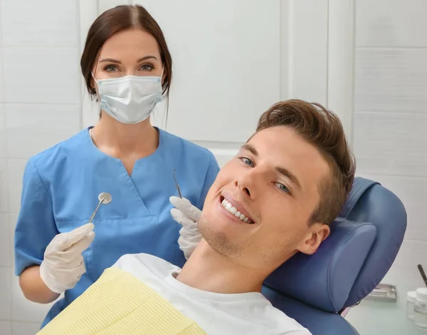 Zahnarzt Untersucht Patientenzähne Klinik — Stockfoto