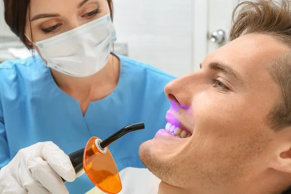 Стоматолог Осматривающий Зубы Пациентов Клинике — стоковое фото