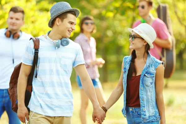 Joyeux Jeune Couple Marchant Dans Rue — Photo